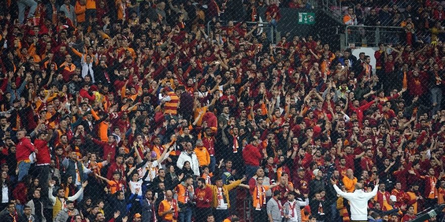 Galatasaray Taraftarları İki Takımı Da Tribüne Çağırdı
