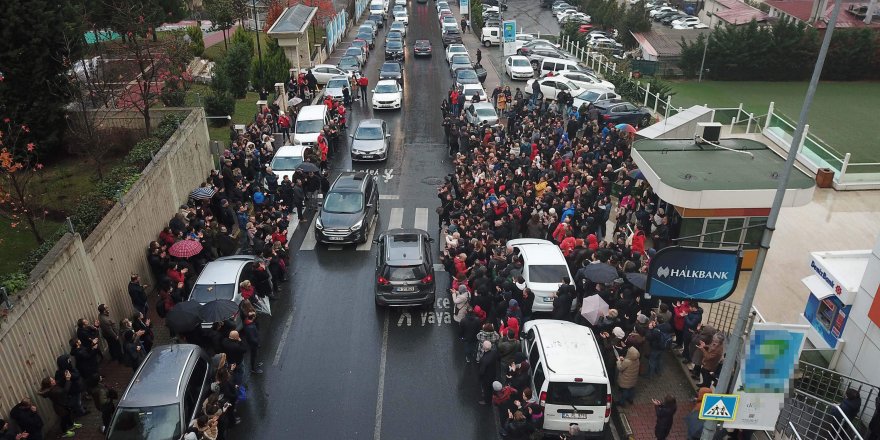 OKUL ÖNÜNDE EYLEM YAPAN VELİLERE KORNALI DESTEK
