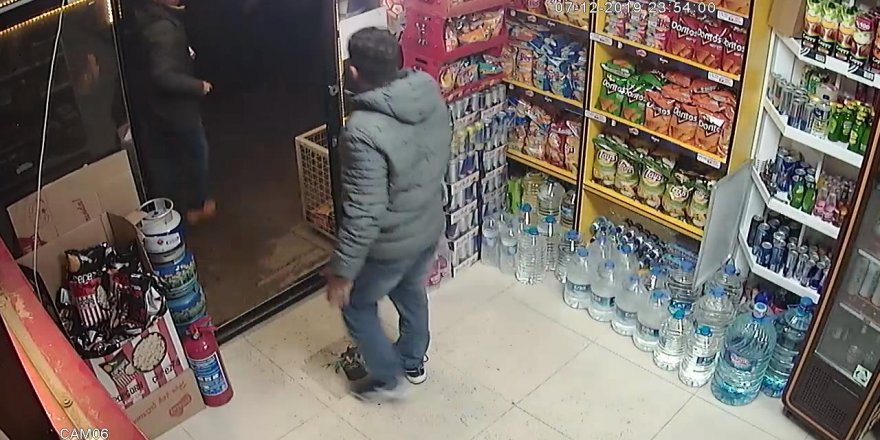 KIZGIN MÜŞTERİ TEKEL BAYİSİNİ  BASTI;  1 MÜŞTERİ YARALANDI... O ANLAR KAMERADA