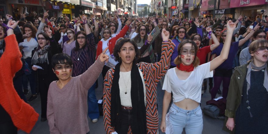İZMİRLİ KADINLARDAN DANSLI PROTESTO