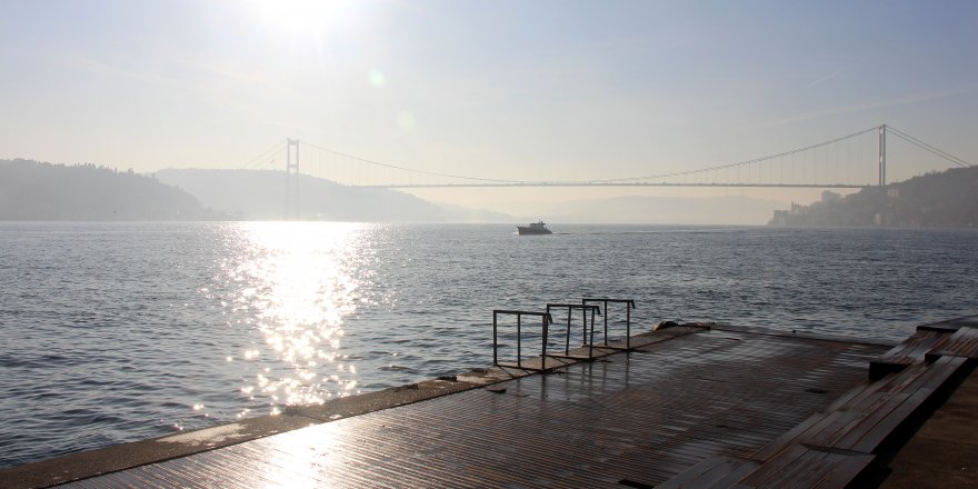 İSTANBUL'DA SİS... BOĞAZ TRANSİT GEMİ GEÇİŞLERİNE KAPATILDI