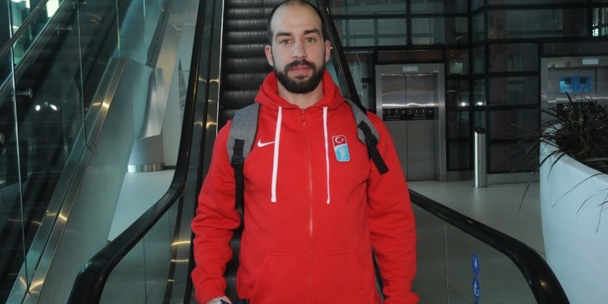 İstiklal Marşı’nı Gururla Söyleyen Buz Hokeyi Milli Takımı Yurda Döndü