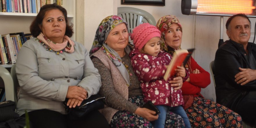 KÖYLÜ KADINLAR KİTAP OKUYOR