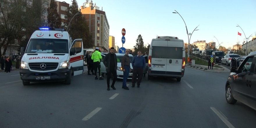 SULTANGAZİ'DE TERS YÖNDEN GELEN OTOMOBİLLE MİNİBÜS ÇARPIŞTI 