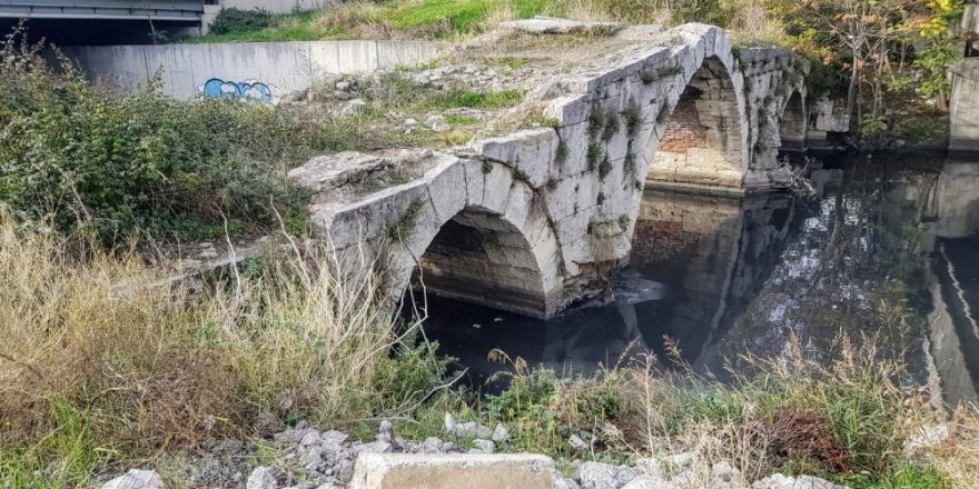 Asırlık Köprüler Can Çekişiyor