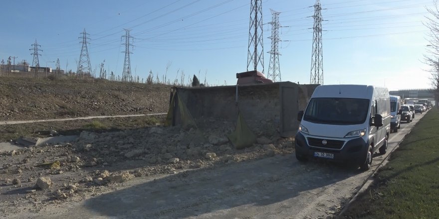 SULTANGAZİ'DE KAMYON DEVRİLDİ, HAFRİYAT YOLA SAÇILDI