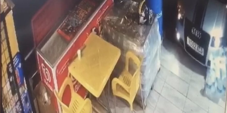 TEKEL BAYİSİNE OTOMOBİLLE GİRMEYE ÇALIŞAN VE TEKELCİYİ BIÇAKLAYAN ŞÜPHELİ KAMERADA