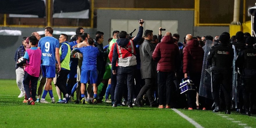 Tuzlaspor - Galatasaray Maçının Ardından Saha Karıştı