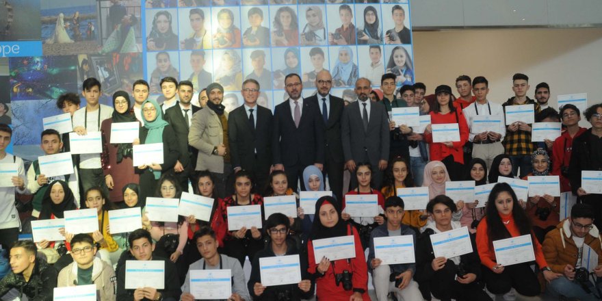 İSTANBUL HAVALİMANI'NDA TÜRK VE SURİYELİ GENÇLERİN GÖZÜNDEN "GELECEK HAYALLERİ SERGİSİ"