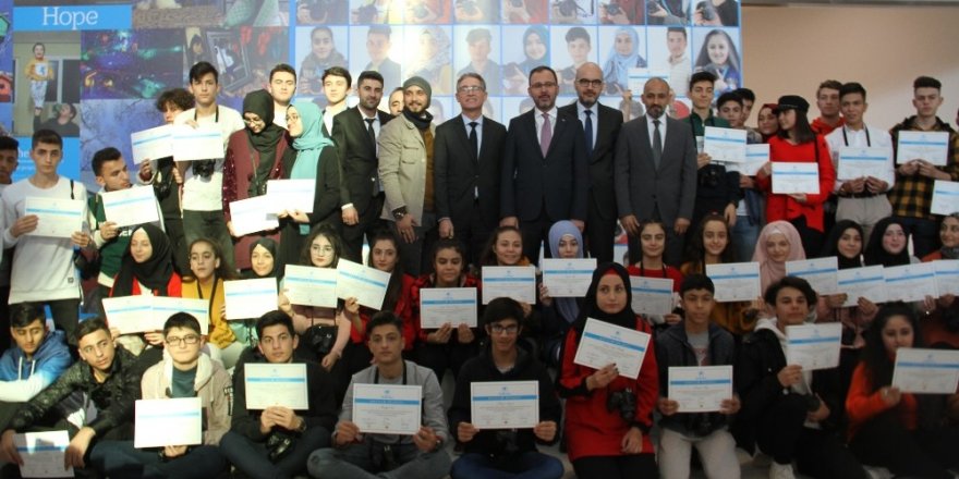Türk Ve Suriyeli Gençlerin "Gelecek Hayalleri" Sergisi İstanbul Havalimanında Açıldı