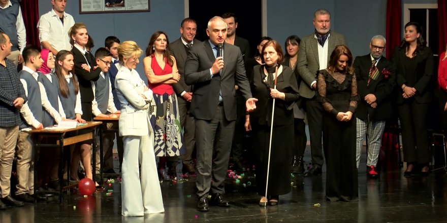 HABABAM SINIFI PARILTIYLA OYUNU SAHNELENDİ