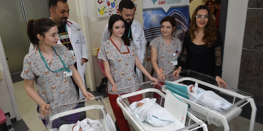 50 YAŞINDA ÜÇÜZLERİNİ KUCAĞINA ALDI