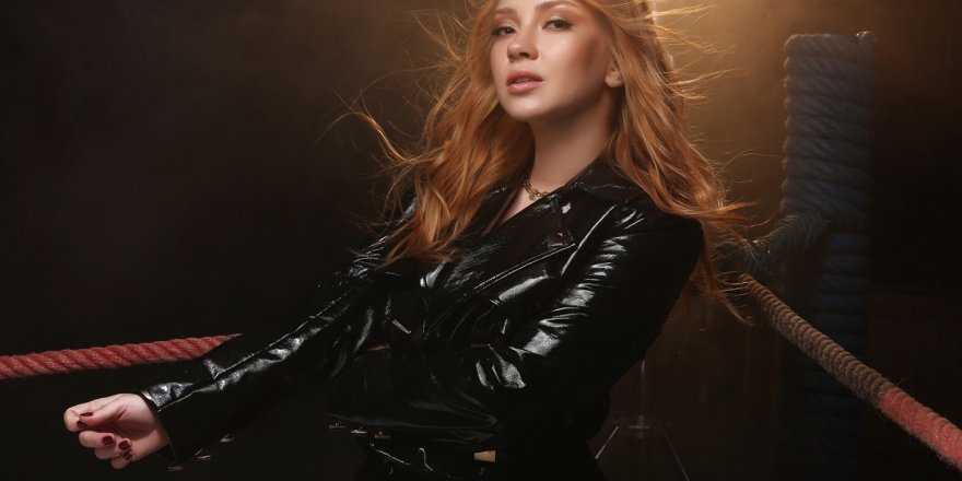 ECE SEÇKİN’DEN ERKEN YENİ YIL KUTLAMASI