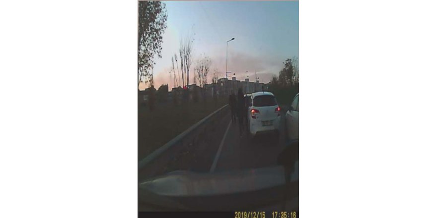 KADIN DOKTORA OTOYOLDA DAYAK KAMERADA