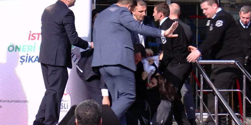 KILIÇDAROĞLU'NUN KATILDIĞI AÇILIŞ ÖNCESİ PANKART AÇMAK İSTEYEN KADINA MÜDAHALE