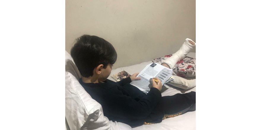 AYAKKABISINI BAĞLARKEN, AYAĞININ ÜZERİNDEN OTOMOBİL GEÇTİ