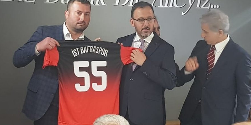 Bakan Kasapoğlu’na, İstanbul Bafraspor Forması Hediye Edildi