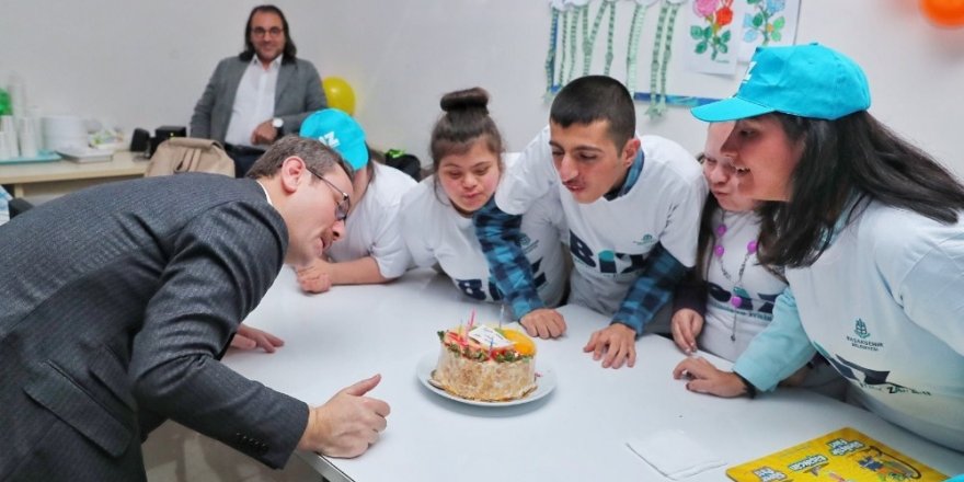 Engelsiz Kursiyerlere Doğum Günü Sürprizi