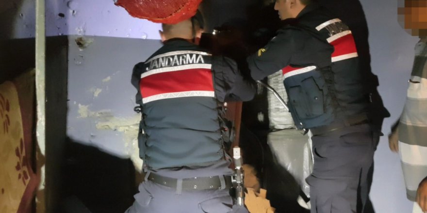 JANDARMADAN HIRSIZLIKLARA GECE YARISI BASKINI