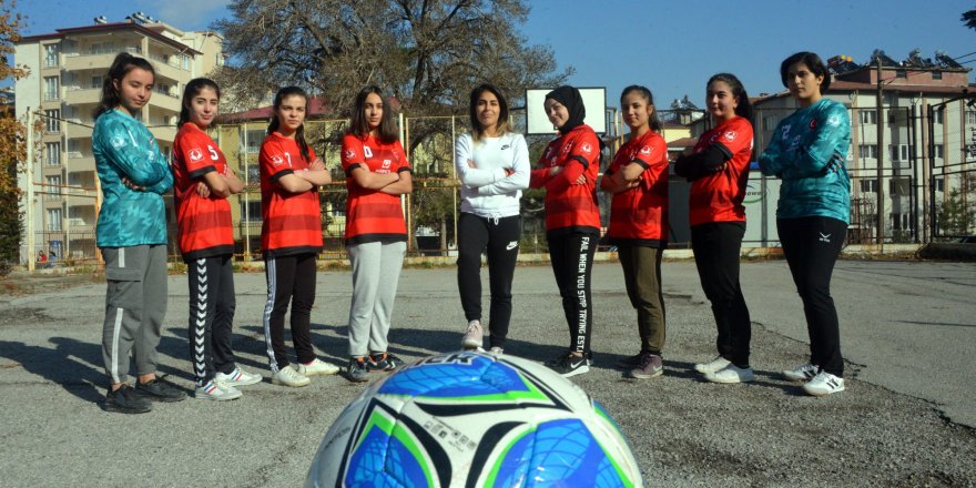 SEVGİ ÇINAR: BENİM BEBEK OYUNCAKLARIM DEĞİL, FUTBOL TOPLARIM VARDI