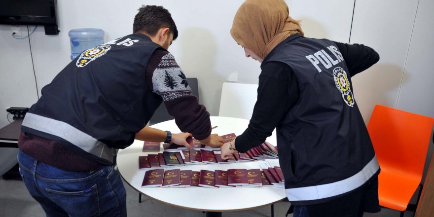 SAHTE BELGELERLE FRANSA'YA GİTMEK İSTEYEN 34 YOLCU YAKALANDI