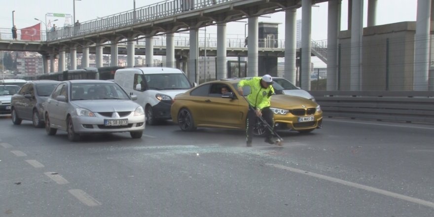 E-5 Otoyolunda Araç Yan Yattı