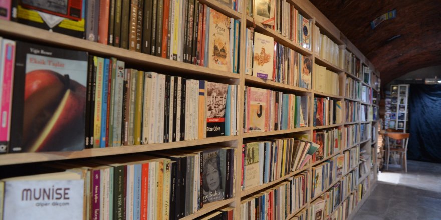 TEMİZLİK İŞÇİLERİNİN KÜTÜPHANESİNDE 25 BİN KİTAP