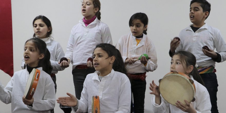 MÜZEYYEN ÖĞRETMEN, SURİYELİ ÖĞRENCİLERE TÜRKÇEYİ TÜRKÜLERLE ÖĞRETTİ