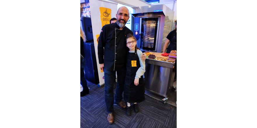 EPİLEPSİ HASTASI KIZININ ÖZEL YEMEKLERİ İÇİN MUTFAK ATÖLYESİ KURDU