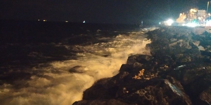 İstanbul’da Şiddetli Lodos Seferleri İptal Ettirdi