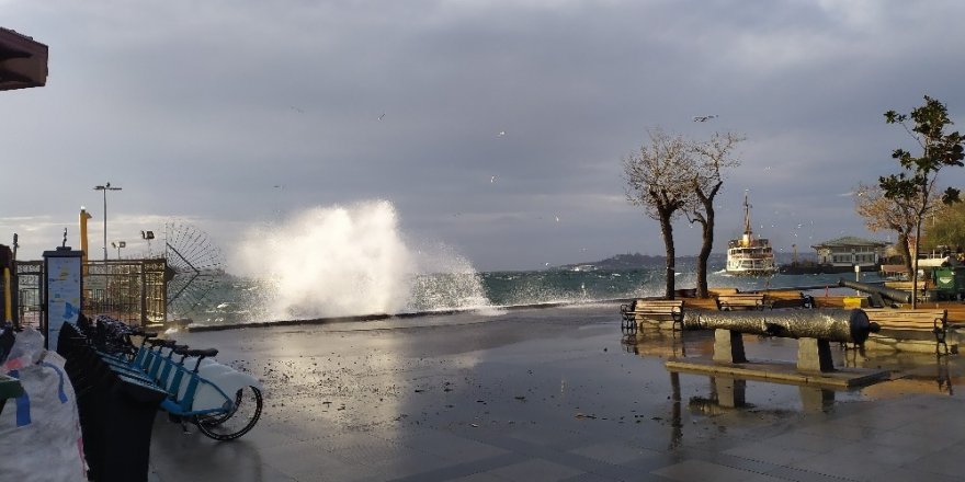 İstanbul’da Şiddetli Rüzgar Nedeniyle Bazı Vapur Seferleri İptal Edildi