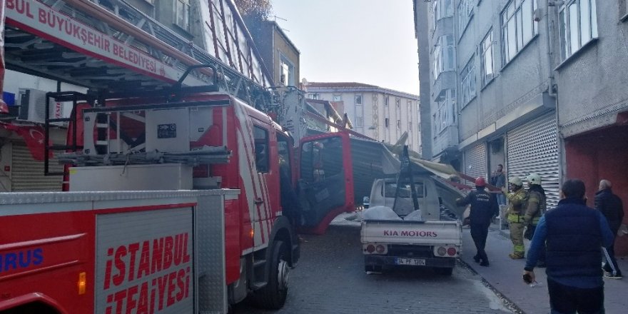Baba Ve Çocuğu Uçan Çatının Altında Kalmaktan Saniyelerle Kurtuldu