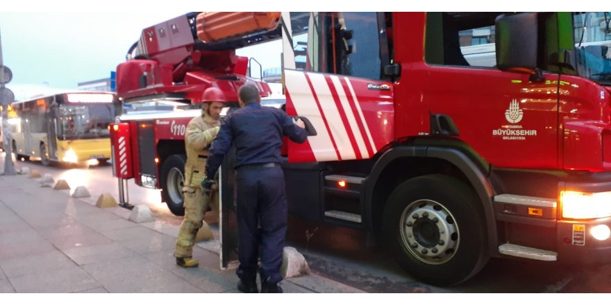 ŞİDDETLİ LODOS TRAFİK LAMBALARINI YERİNDEN ÇIKARDI