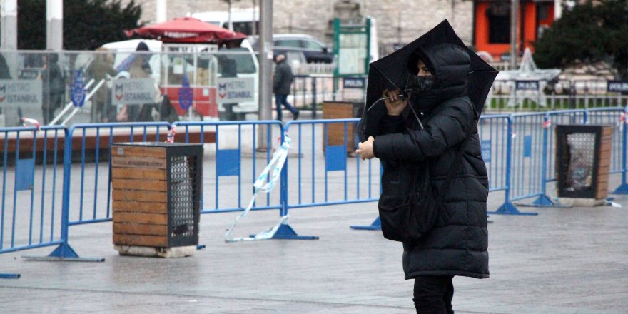 TAKSİM MEYDANI'NDA ŞEMSİYELİLERİN ZOR ANLARI