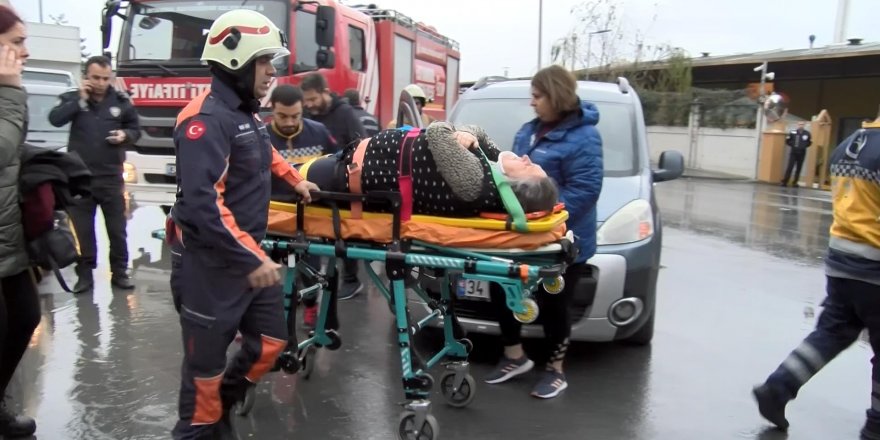 ESENYURT'TA KAZA YAPAN ARAÇTA SIKIŞAN KADINI İTFAİYE EKİPLERİ KURTARDI