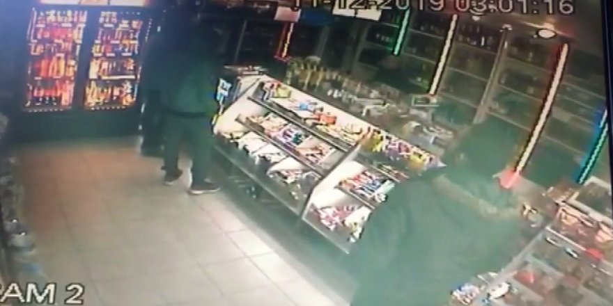 GASPETTİKLERİ TEKEL BAYİSİNİ 3 YERİNDEN BIÇAKLAYARAK KAÇTILAR... BOĞUŞMA ANLARI KAMERADA