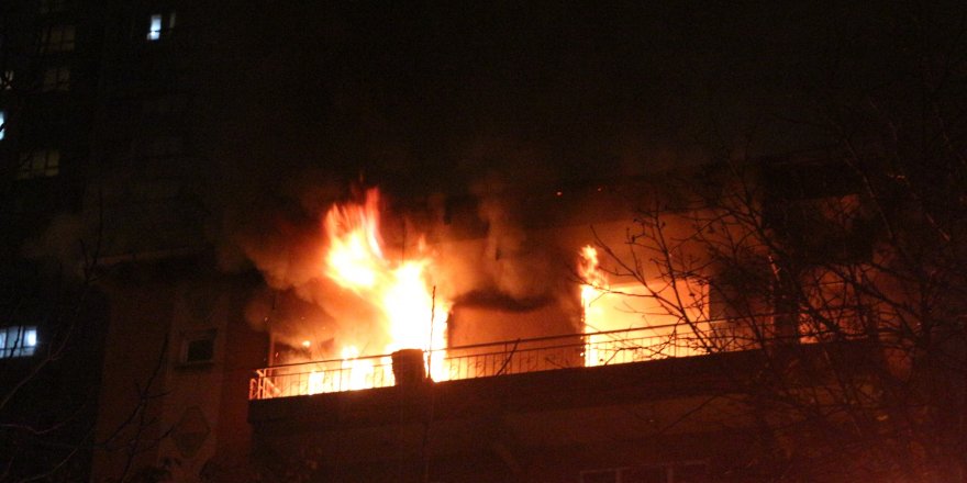 KADIKÖY'DE 4 KATLI BİNA ALEV ALEV YANDI 
