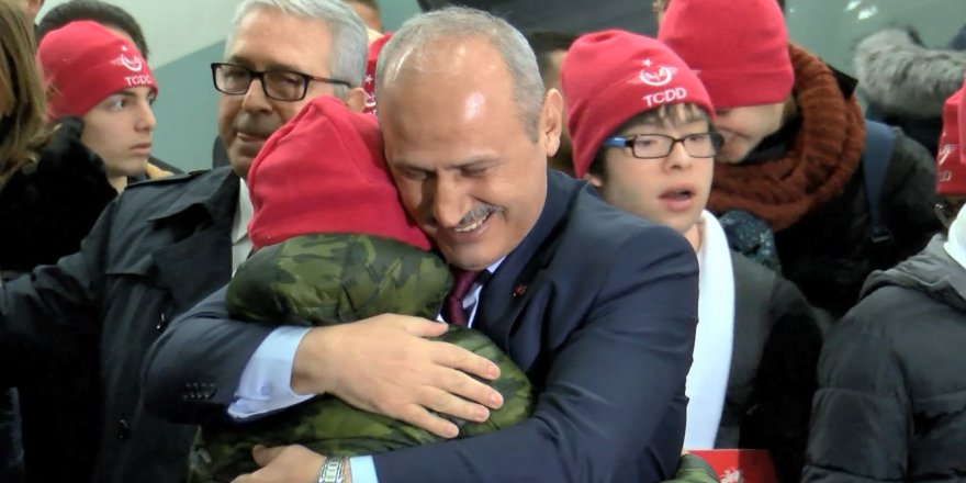 BAKAN TURHAN, 16 ENGELLİ BİREYİ YHT İLE KONYA'YA UĞURLADI