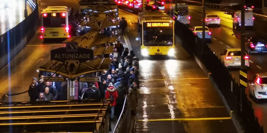 ALTUNİZADE'DE SABAH AKŞAM METROBÜS YOĞUNLUĞU