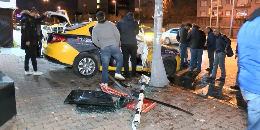 BEŞİKTAŞ'TA OTOMOBİL İLE TAKSİ ÇARPIŞTI: 3 YARALI