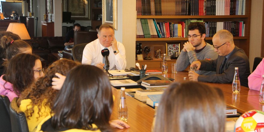 TÜRK ÖĞRENCİLER DÜNYANIN EN İYİ ÜNİVERSİTELERİNE YÜZDE 100 BURSLU KABUL EDİLDİ