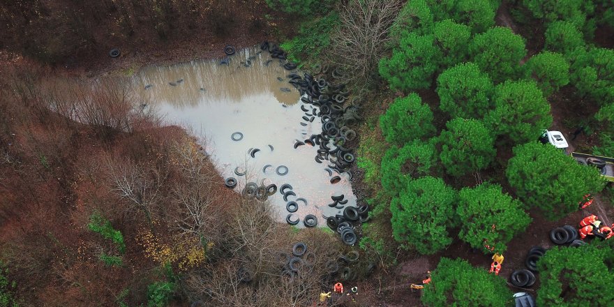 (HAVADAN FOTOĞRAFLARLA) ŞİLE'DE ORMANLIK ALANA BIRAKILAN LASTİKLER KALDIRILIYOR