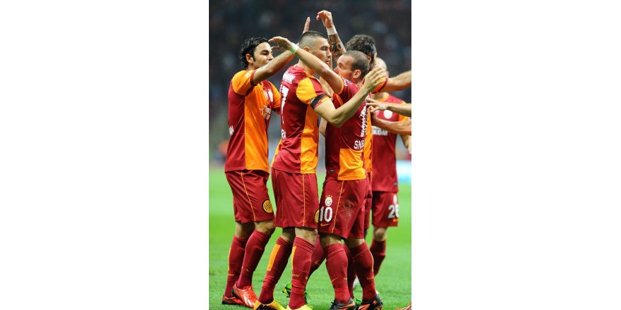 Wesley Sneijder, Jübilesine Selçuk İnan Ve Burak Yılmaz’ı Çağırdı