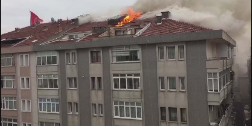 BAHÇELİEVLER'DE BİNANIN ÇATISI ALEV ALEV YANDI