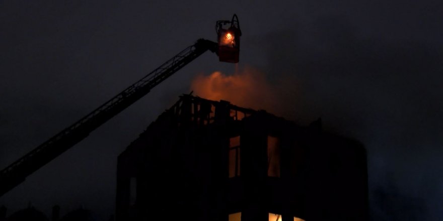 FATİH'TE METRUK BİNA ALEV ALEV YANDI