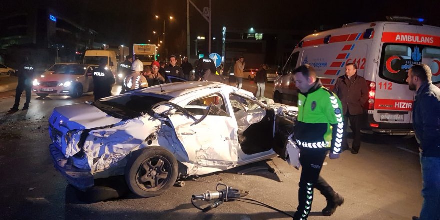 ESENYURT'TA HURDAYA DÖNEN OTOMOBİLDEKİ 2 KİŞİ YARALANDI (1)