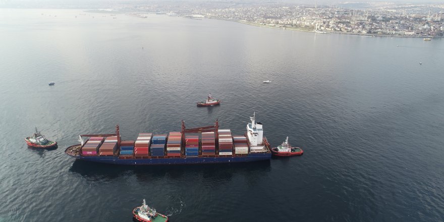 BOĞAZ'DA KARAYA ÇARPAN GEMİ SARAYBURNU AÇIKLARINA GETİRİLDİ