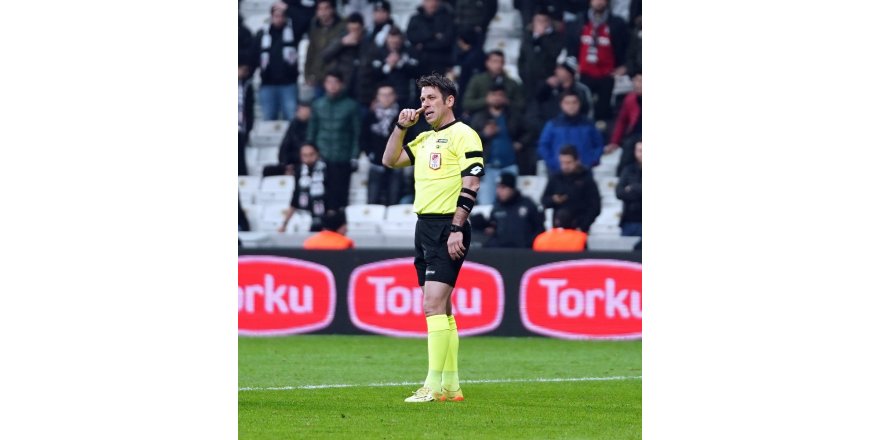 Beşiktaş Taraftarından Kırmızı Kart Tepkisi