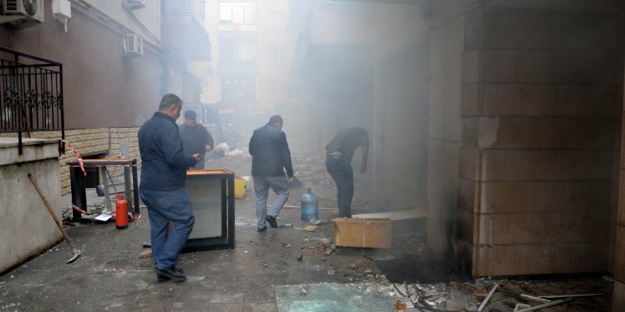 BODRUMDA TUTUŞAN ESKİ YATAKLARI DAMACANA SUYU İLE SÖNDÜRMEYE ÇALIŞTI