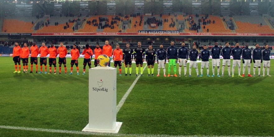 Süper Lig: Medipol Başakşehir: 4 - Kasımpaşa: 0 (İlk Yarı)